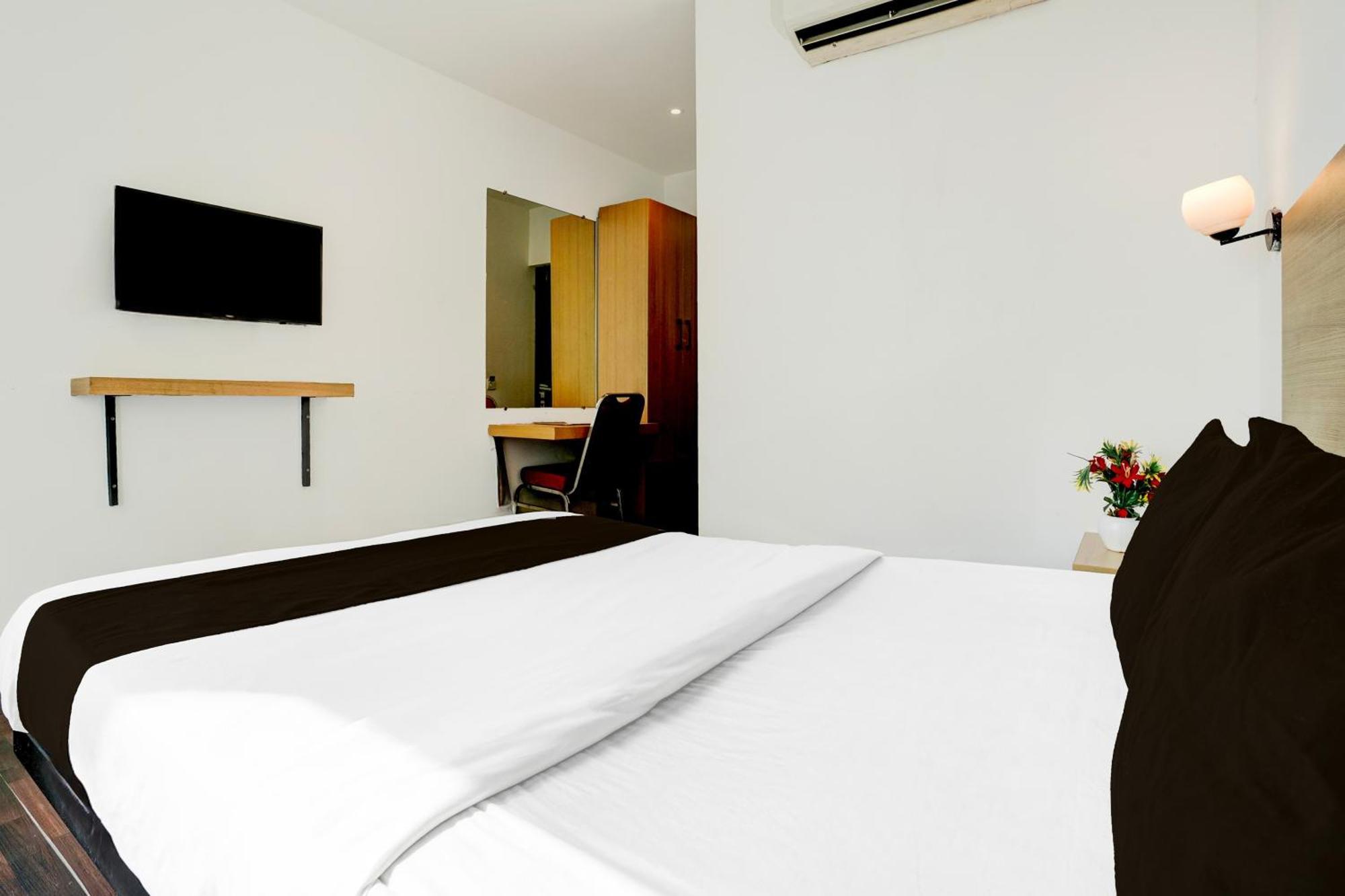 Super Townhouse Pbg Mall Vashi Turambhe 外观 照片