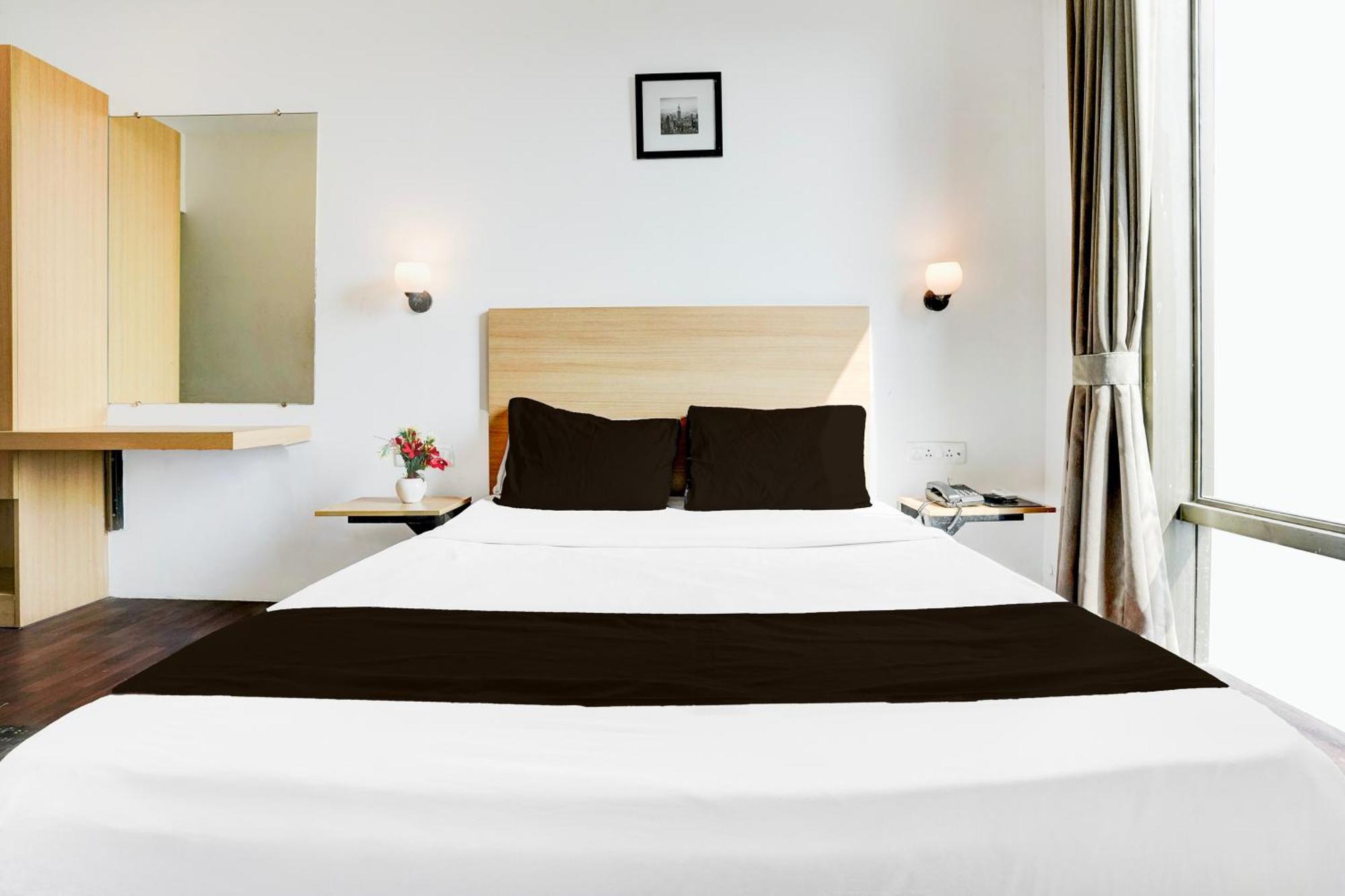 Super Townhouse Pbg Mall Vashi Turambhe 外观 照片