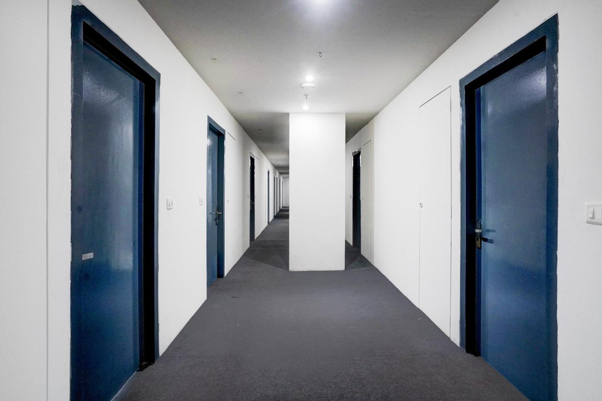 Super Townhouse Pbg Mall Vashi Turambhe 外观 照片