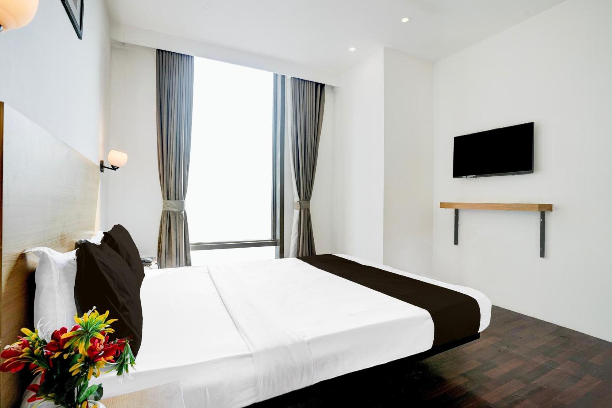 Super Townhouse Pbg Mall Vashi Turambhe 外观 照片