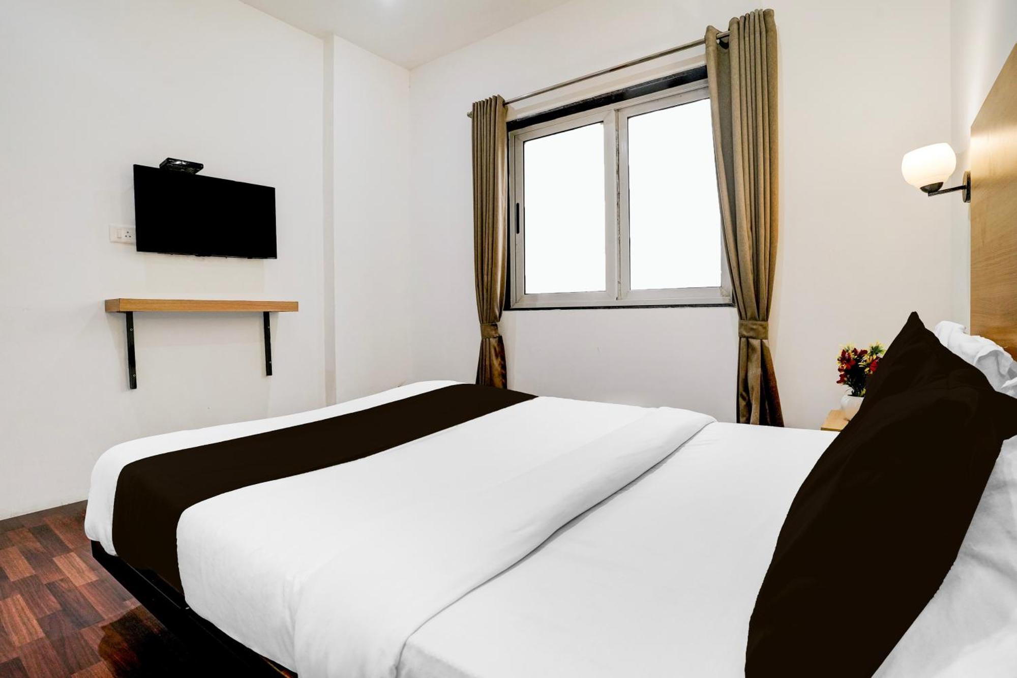 Super Townhouse Pbg Mall Vashi Turambhe 外观 照片